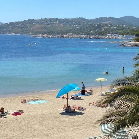 Climatise Avec Terrasse Et Apercu - Golf De St Tropez *