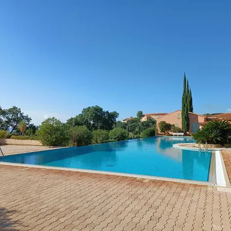 Climatise Avec Terrasse Et Apercu - Golf De St Tropez *