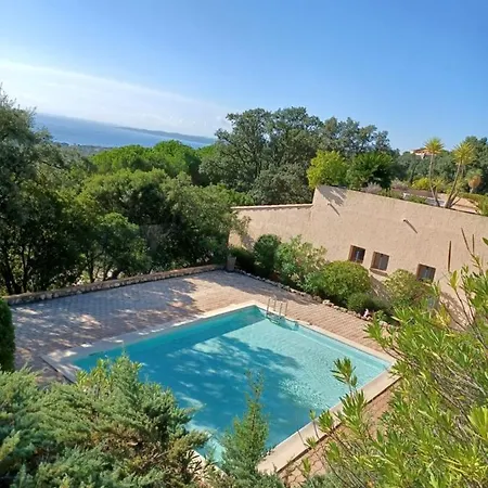 Climatise Avec Terrasse Et Apercu - Golf De St Tropez